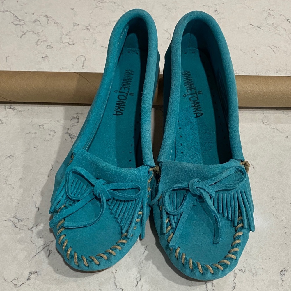 Minnetonka Women's Vibrant Blue Moccasins